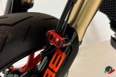CNC Racing Abdeckung fr die Fhrung der Bremsleitungen Ducati Hypermotard 698 Mono